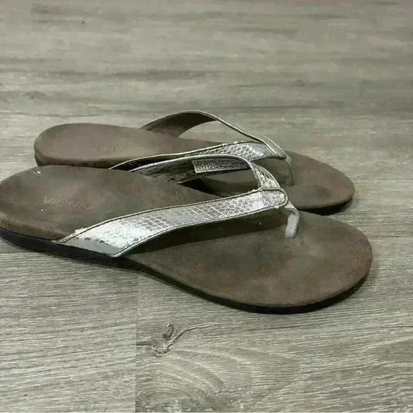 Vionic Women’s Dillon Tile Toe Post Metallic Silver Sandals Flip Flops Size 11 - Picture 3 of 6